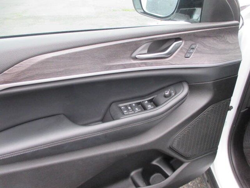 Used 2024 Jeep Grand Cherokee L LimitedImage 17