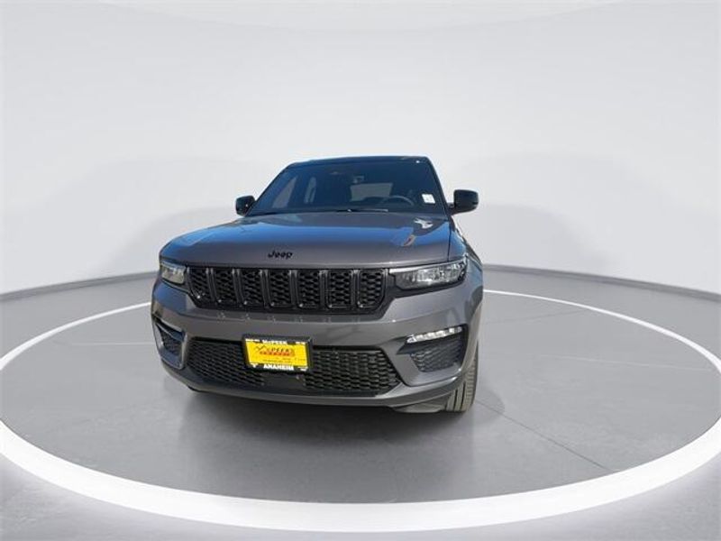 2025 Jeep Grand Cherokee Limited photo 3