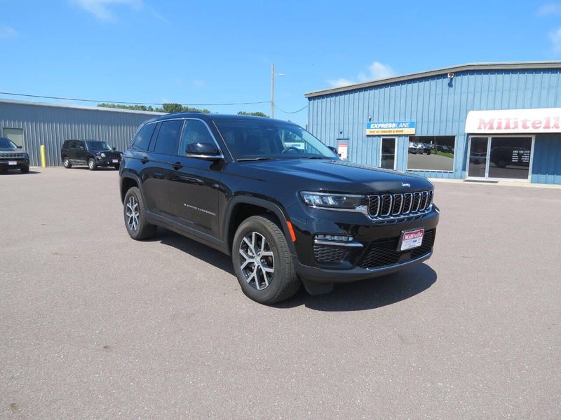 Used 2023 Jeep Grand Cherokee Limited 4x4 4dr SUVImage 5