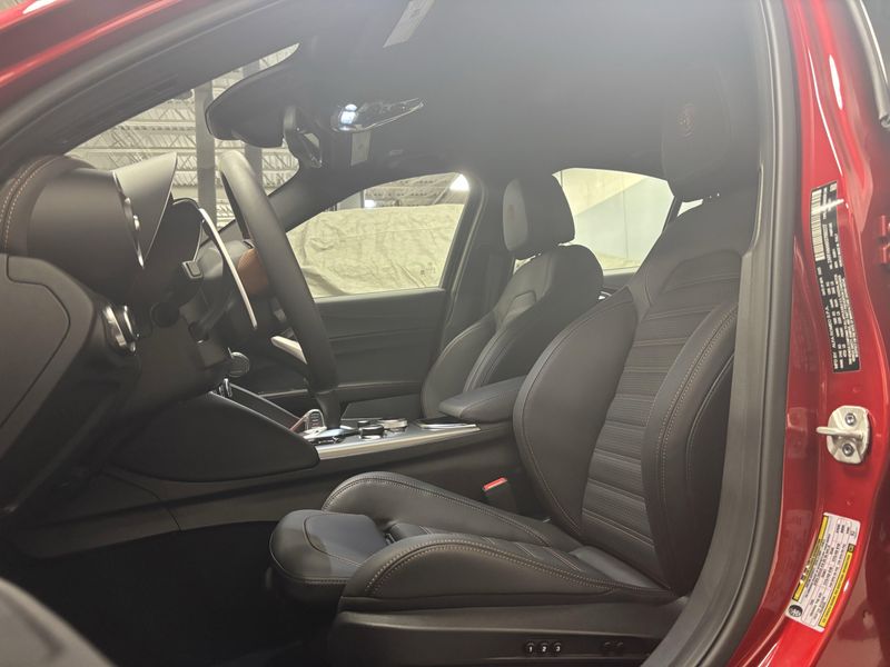 New 2025 Alfa Romeo Giulia Intensa AwdImage 3