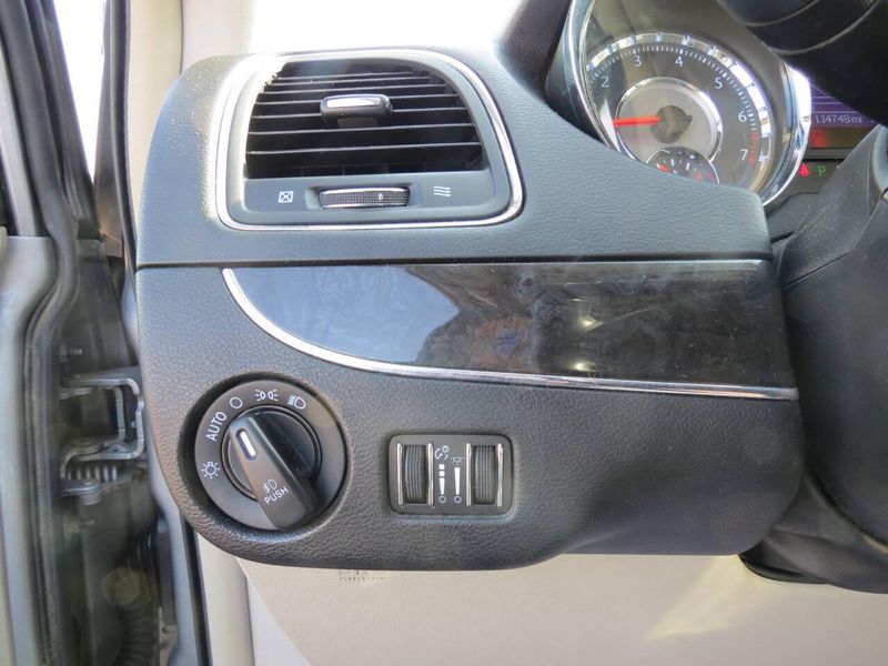 Used 2014 Chrysler Town & Country Touring 4dr Mini VanImage 11