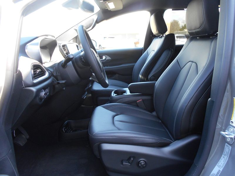 2025 Chrysler Pacifica SelectImage 6
