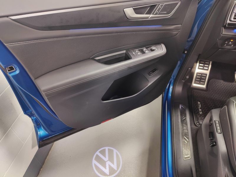 Used 2025 Volkswagen Atlas Cross Sport SEL Premium R-Line AWDImage 31