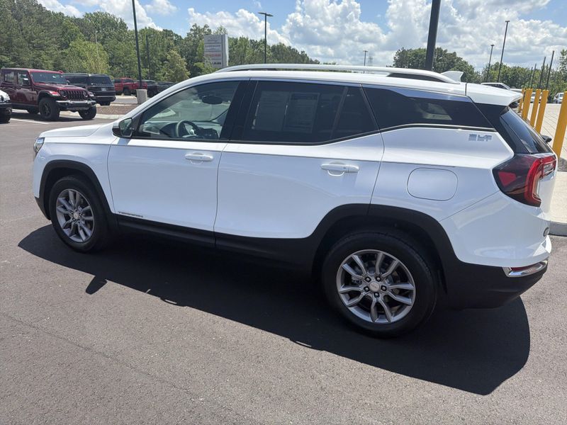 Used 2024 GMC Terrain SLTImage 17