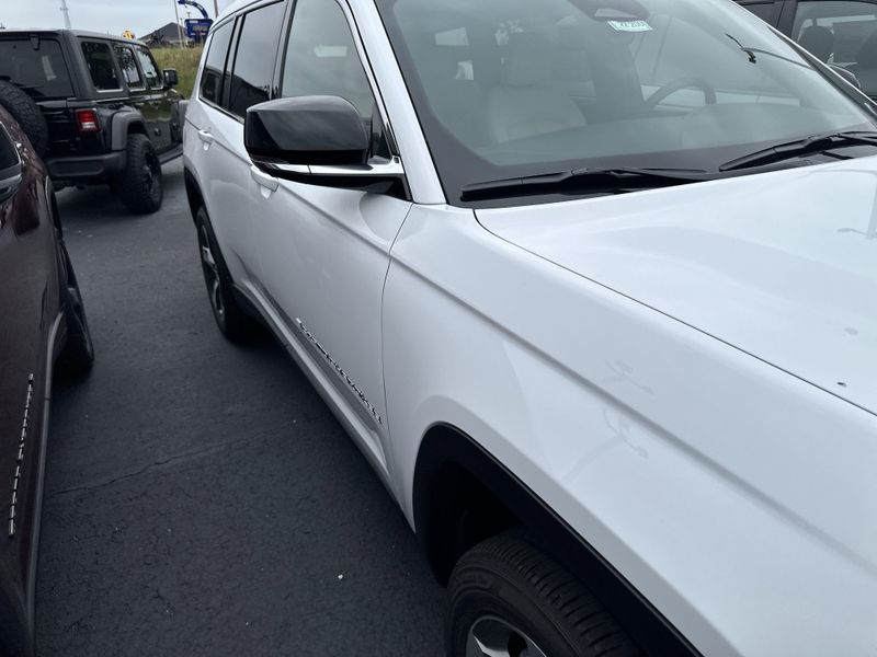 New 2025 Jeep Grand Cherokee L Limited 4x4Image 4