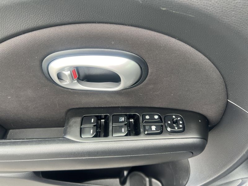 2016 Kia Soul BaseImage 6