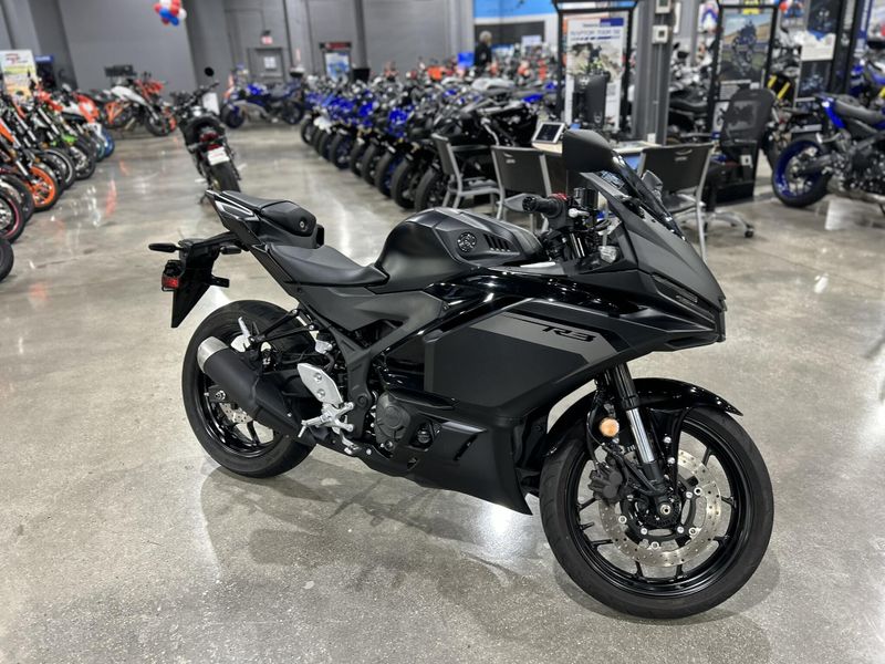 Used 2025 Yamaha YZF-R3 ABS Image 2
