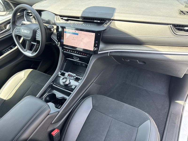 New 2026 Jeep Grand Cherokee Laredo Altitude 4x2