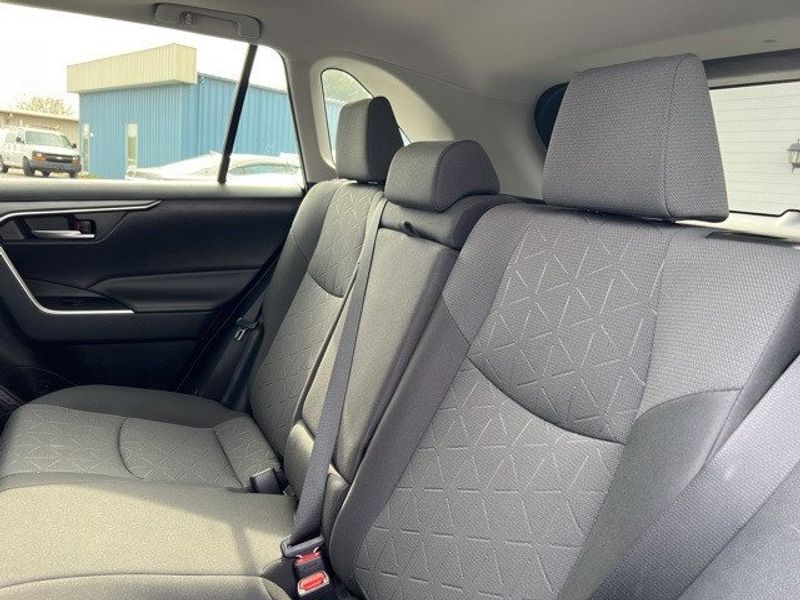 2019 Toyota RAV4 Hybrid XLEImage 17