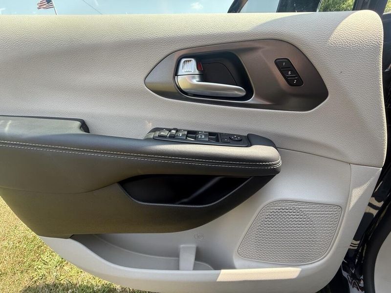 2024 Chrysler Pacifica Touring L photo 12