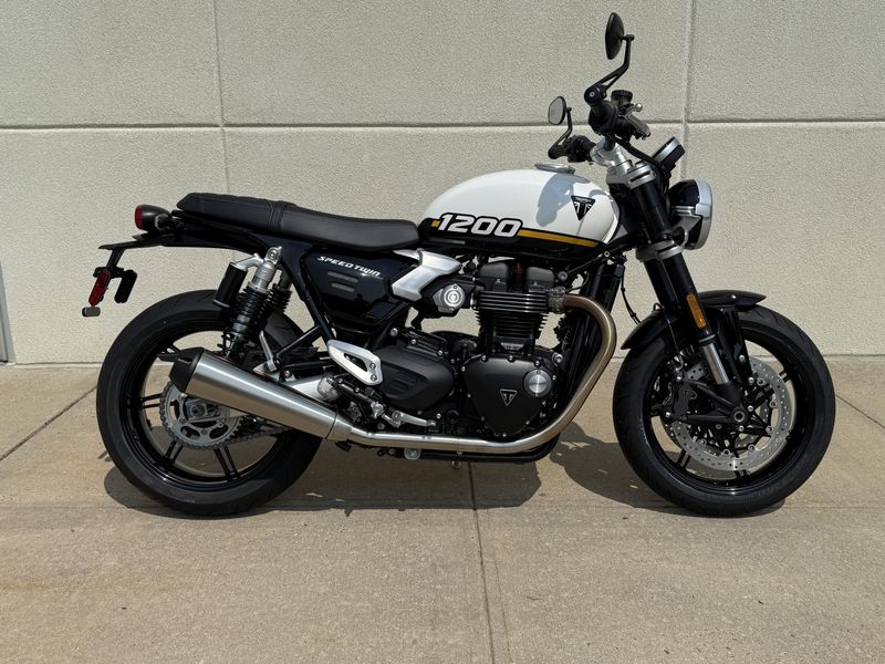 2025 Triumph SPEED TWIN 1200Image 2