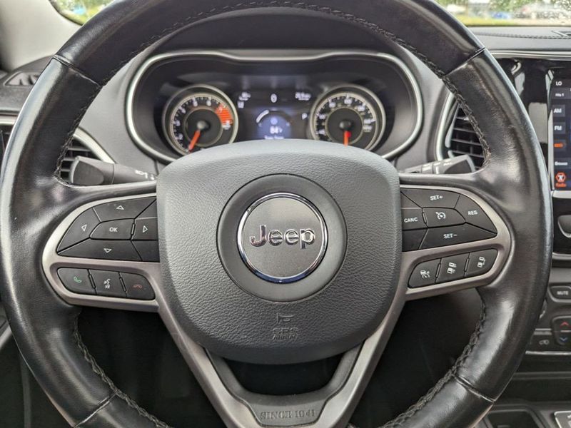 2021 Jeep Cherokee Limited in a Bright White Clear Coat exterior color and Blackinterior. Johnson Dodge 601-693-6343 pixelmotiondemo.com 