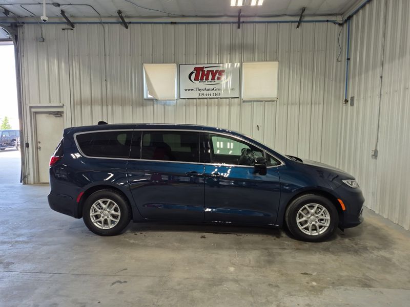 New 2025 Chrysler Pacifica SelectImage 1