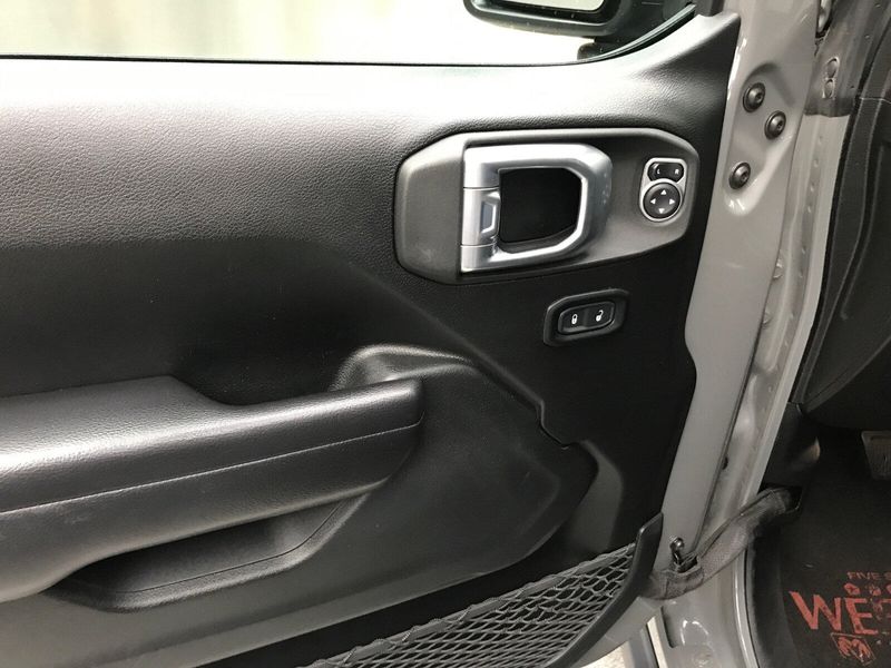 2021 Jeep Gladiator Willys photo 4
