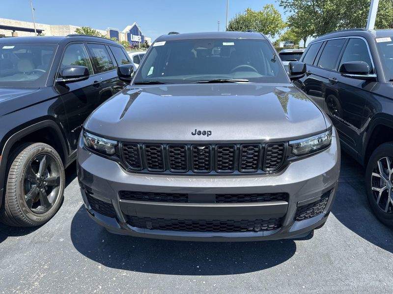 New 2025 Jeep Grand Cherokee L Limited 4x4Image 2