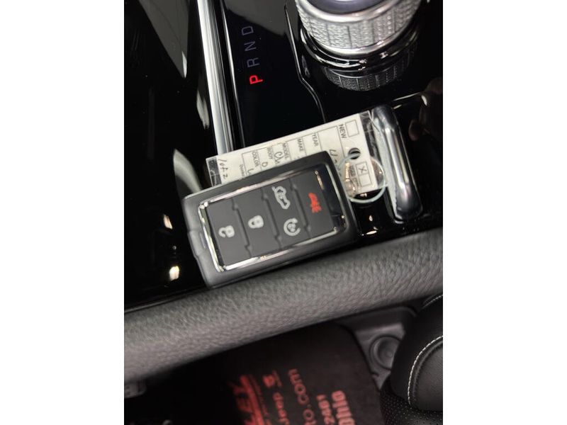Used 2023 Jeep Grand Cherokee OverlandImage 12