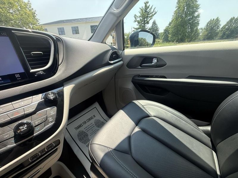 2024 Chrysler Pacifica Touring L photo 24