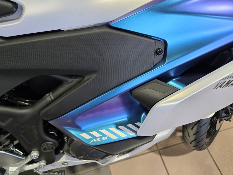 NEW 2025 YAMAHA YZFR3 ABS Image 9