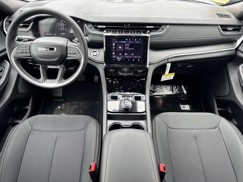 New 2026 Jeep Grand Cherokee Laredo 4x2