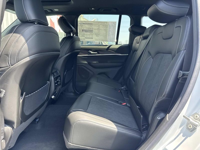 New 2026 Jeep Grand Cherokee Laredo Altitude 4x2