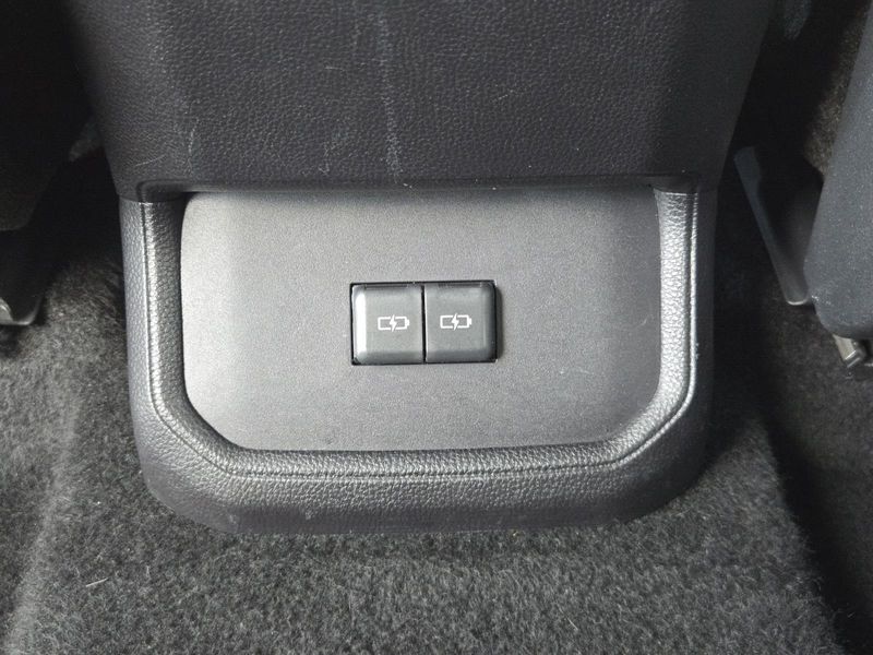 Used 2024 Toyota Highlander LE FWD (Natl)