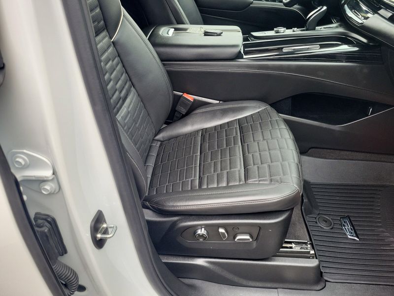 2023 Cadillac Escalade V-Series photo 19