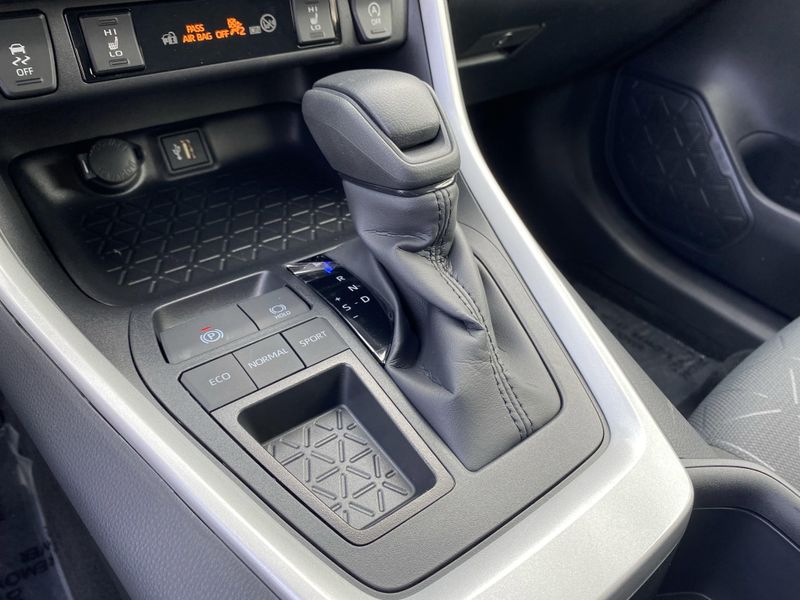 2025 Toyota RAV4 XLEImage 18