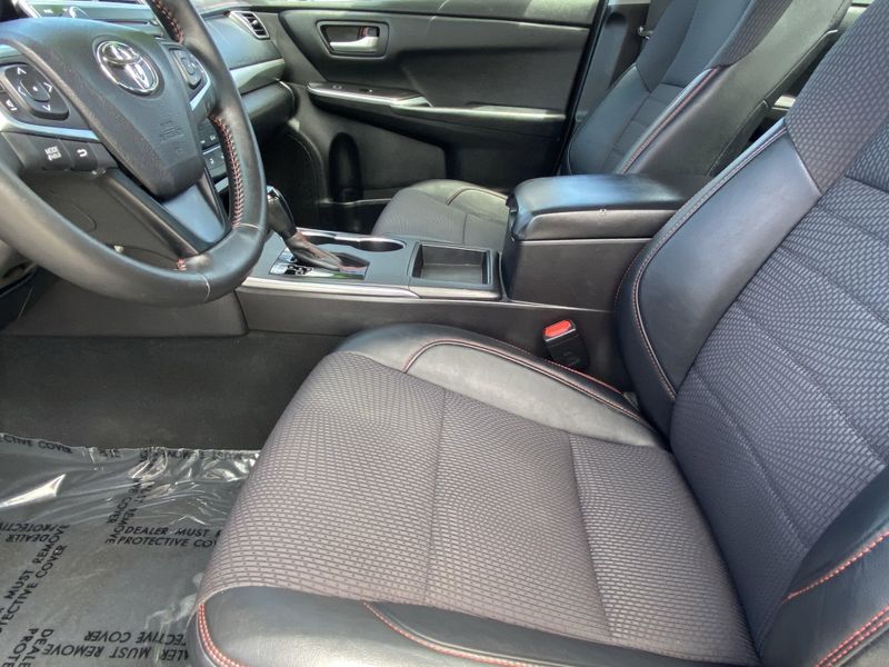 2016 Toyota Camry SEImage 17