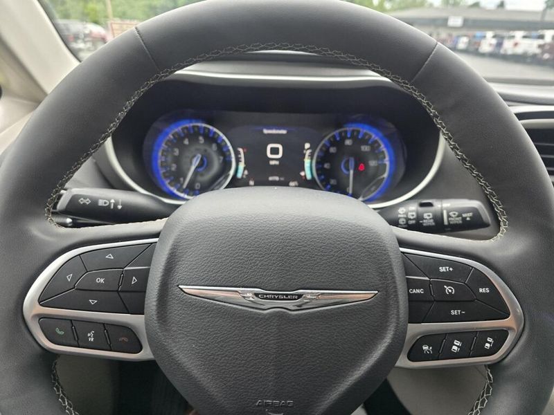 2023 Chrysler Pacifica Touring L photo 13