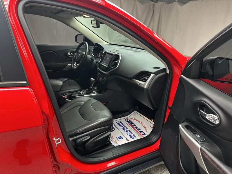 Used 2018 Jeep Cherokee TrailhawkImage 24