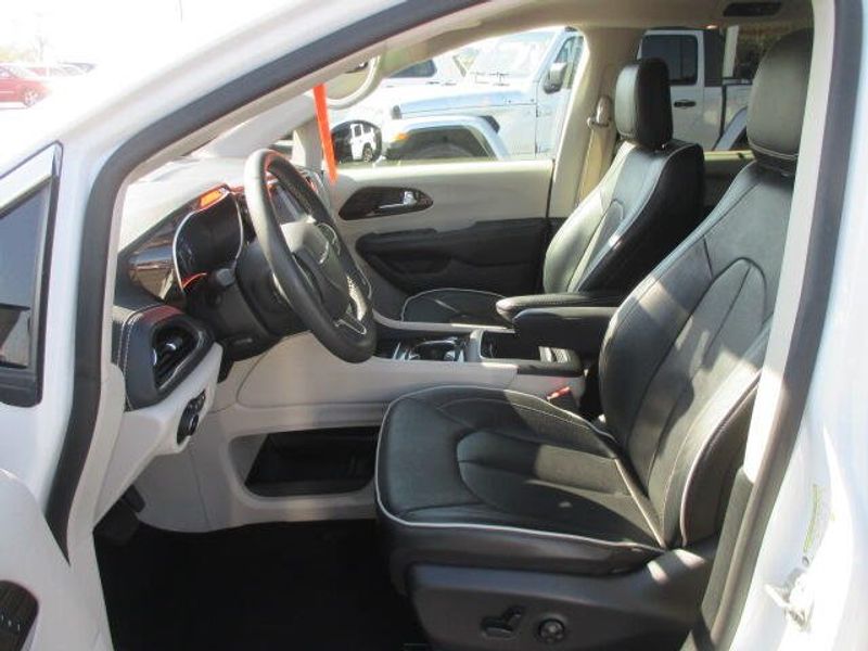 Used 2023 Chrysler Pacifica LimitedImage 17