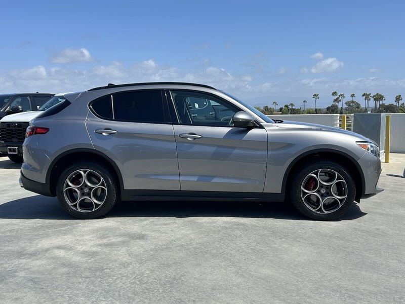 2019 Alfa Romeo Stelvio Image 3