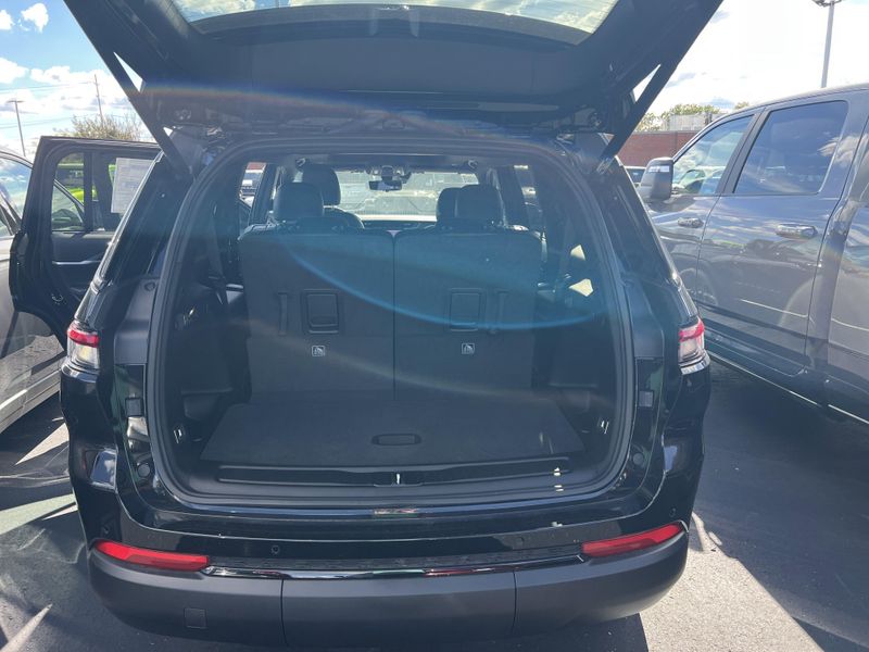 New 2025 Jeep Grand Cherokee L Limited 4x4Image 16