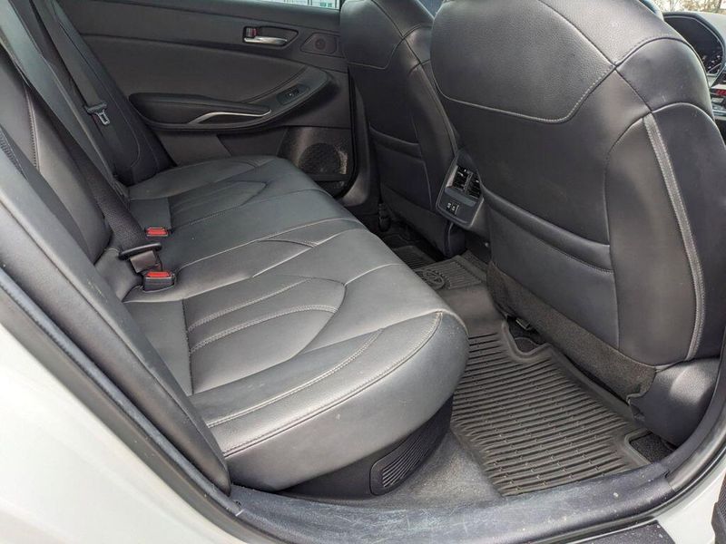 2022 Toyota Avalon Hybrid XLE in a Ice Edge exterior color and Blackinterior. Johnson Dodge 601-693-6343 pixelmotiondemo.com 