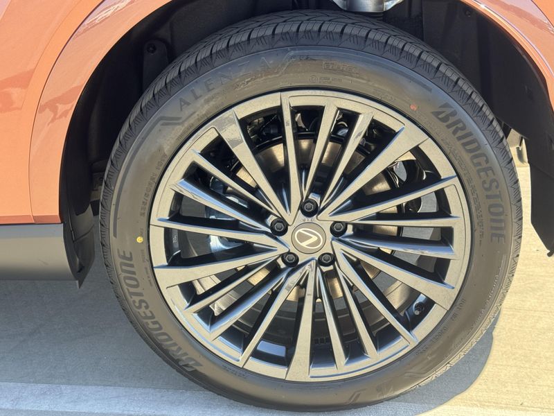 New 2026 Lexus ES 350e PremiumImage 16
