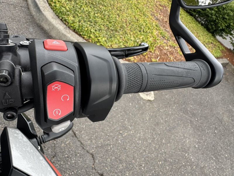 2025 Triumph Street Triple 765 RS - SILVER ICE 