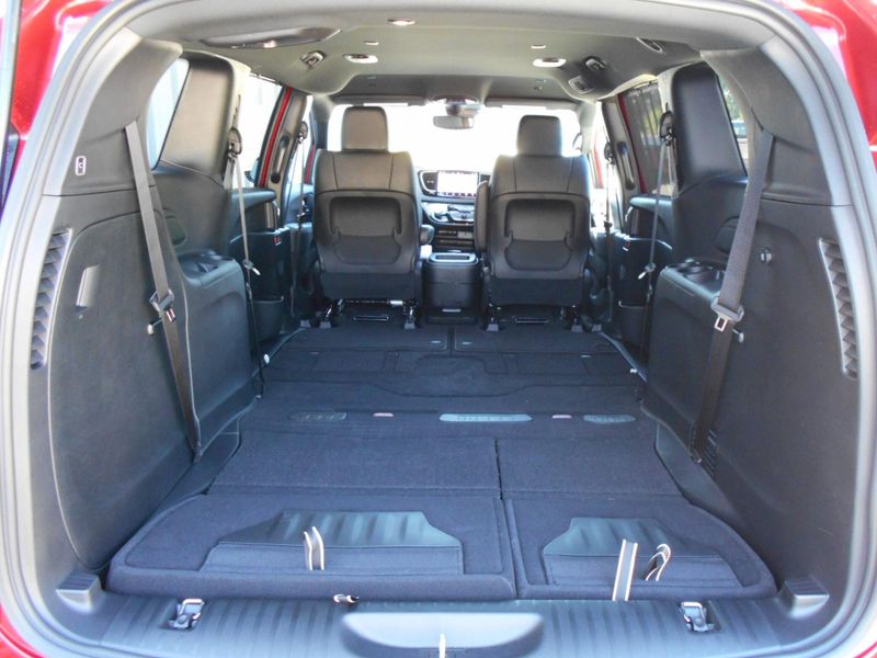 New 2025 Chrysler Voyager LxImage 13