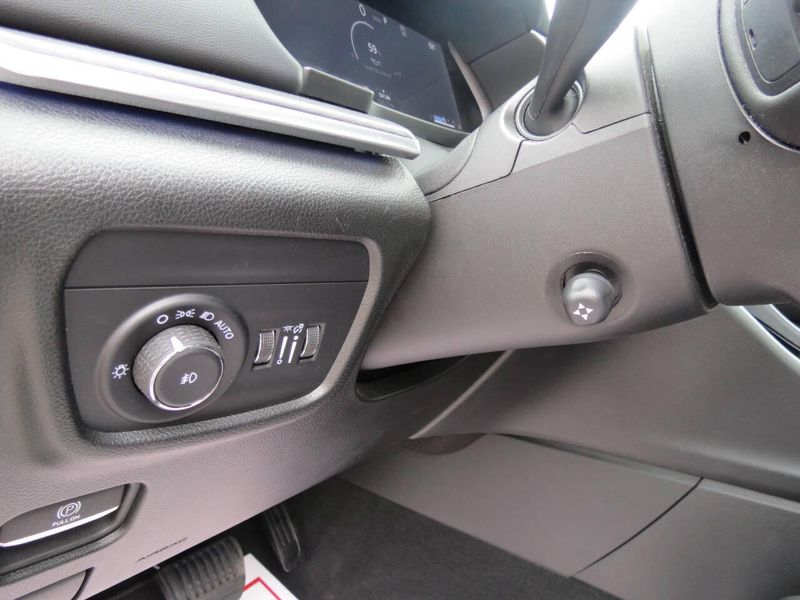 Used 2025 Jeep Grand Cherokee L Overland 4x4 4dr SUVImage 9