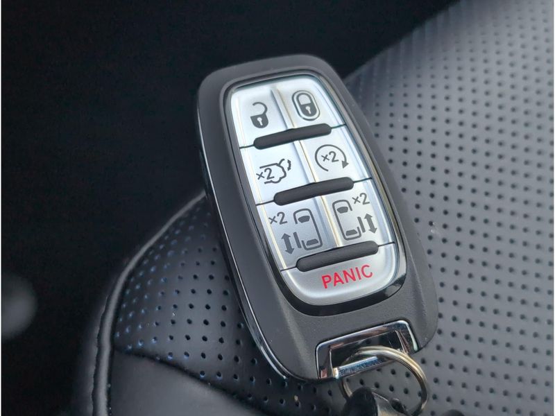 New 2027 Chrysler Pacifica SelectImage 19