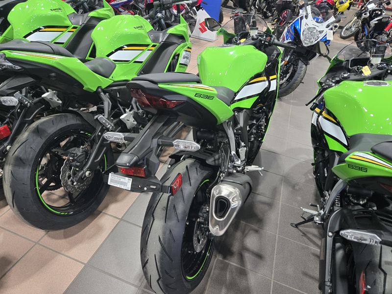 2025 Kawasaki NINJA ZX6R KRT EDITION ABS LIME GREEN AND EBONY AND PEARL BLIZZARD WHITEImage 7