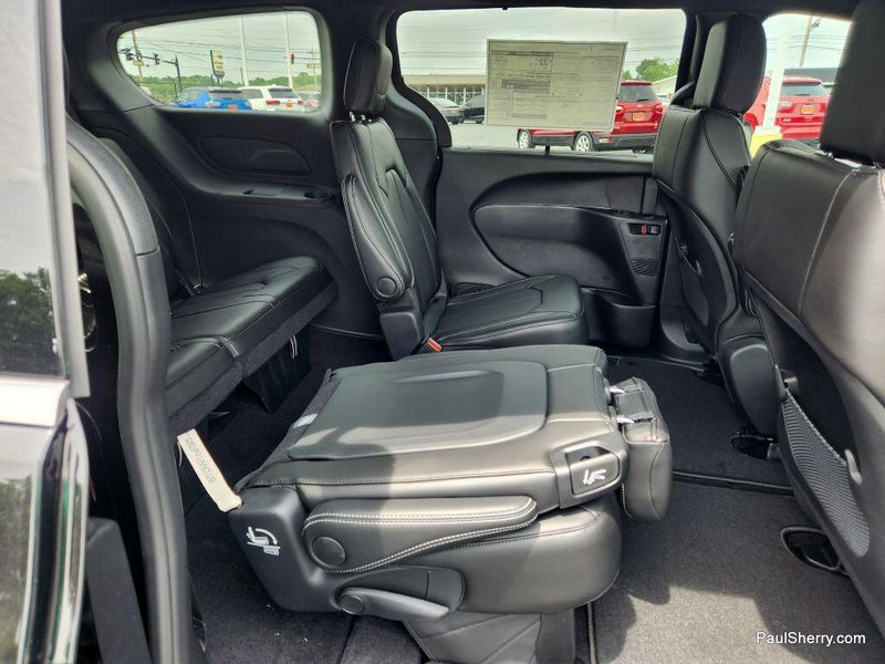 New 2025 Chrysler Voyager LxImage 44