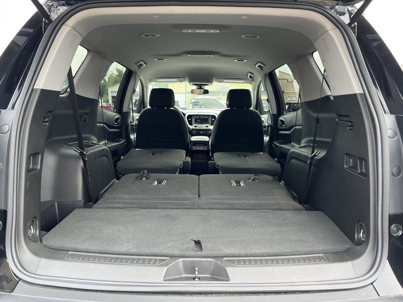 Used 2023 GMC Acadia SLE