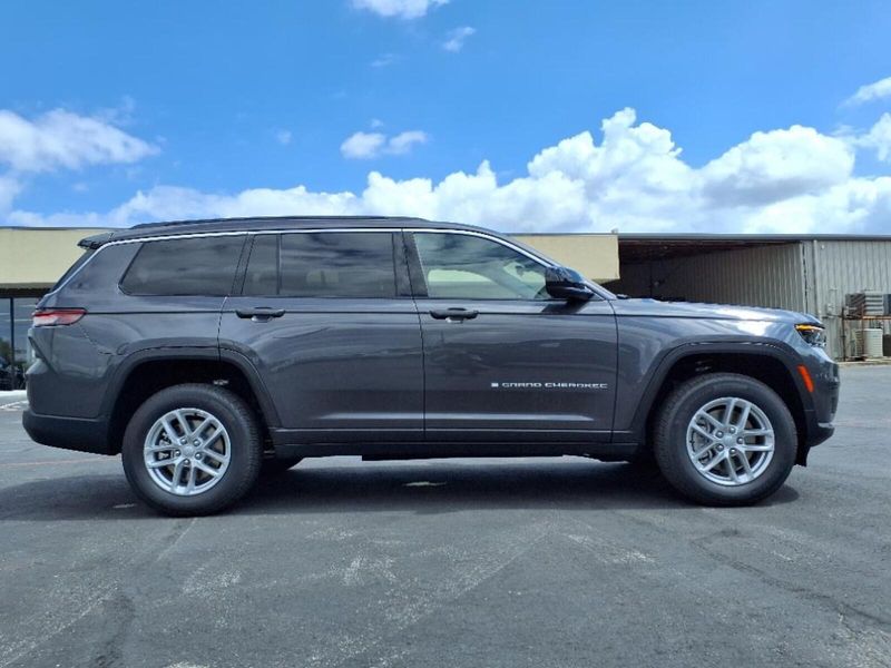 2025 Jeep Grand Cherokee Laredo photo 3