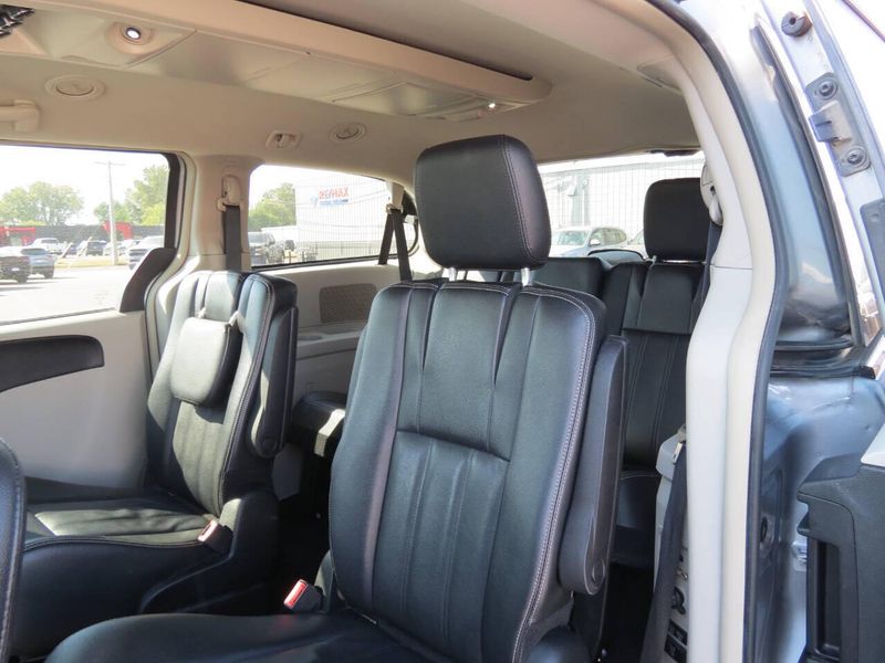 Used 2014 Chrysler Town & Country Touring 4dr Mini VanImage 31