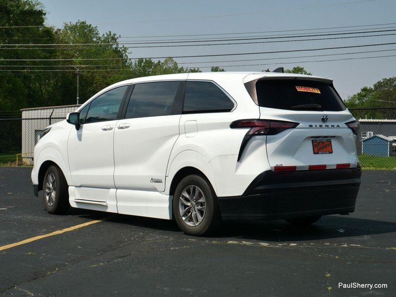 2022 Toyota Sienna Hybrid LEImage 29