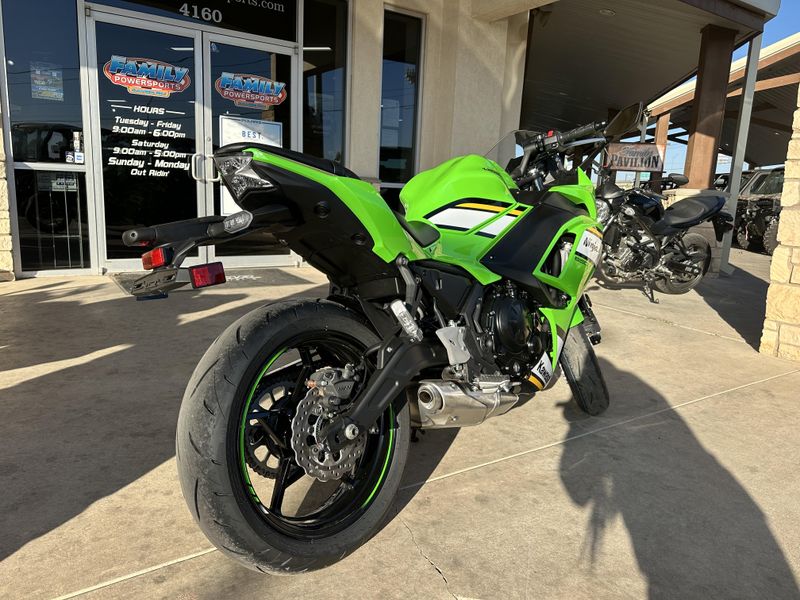 2025 Kawasaki NINJA 650 KRT EDITION ABS LIME GREEN AND EBONY AND PEARL BLIZZARD WHITEImage 11