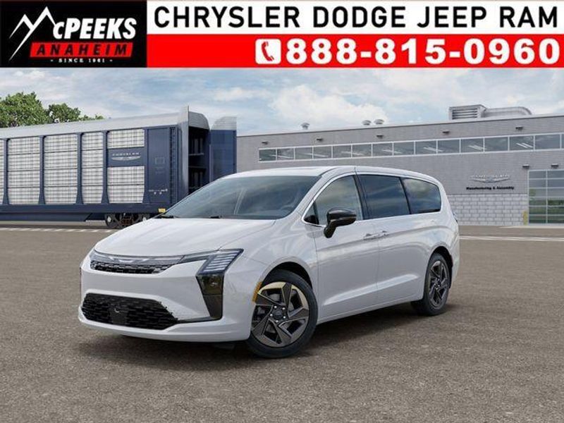 New 2027 Chrysler Pacifica LimitedImage 1
