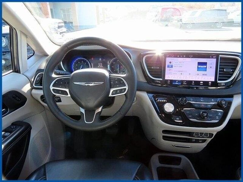 2022 Chrysler Pacifica Touring LImage 12