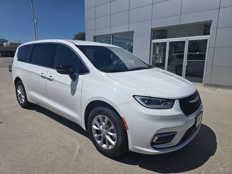 New 2025 Chrysler Pacifica SelectImage 2