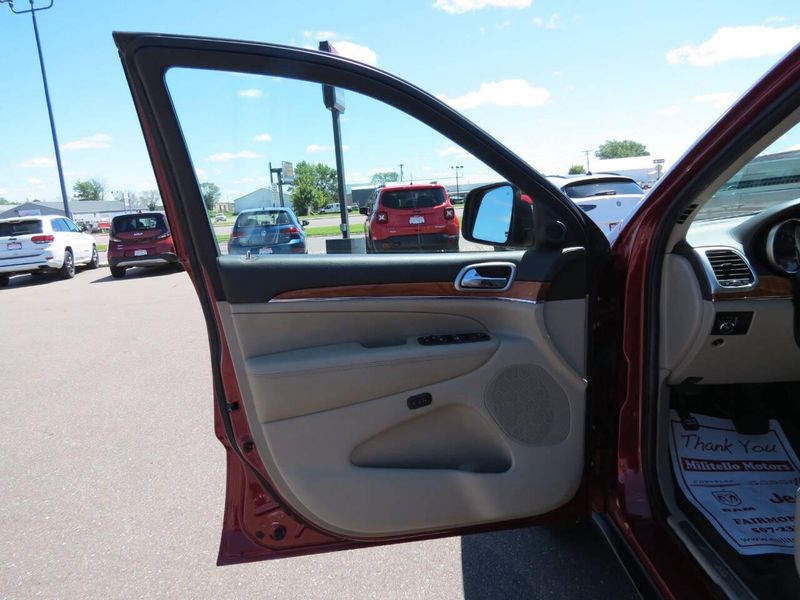 Used 2012 Jeep Grand Cherokee Overland 4x4 4dr SUVImage 8